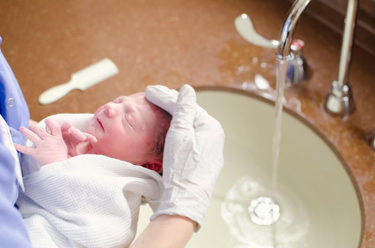 Baby's First Bath: Step-by-Step Guide & Perfect Timing